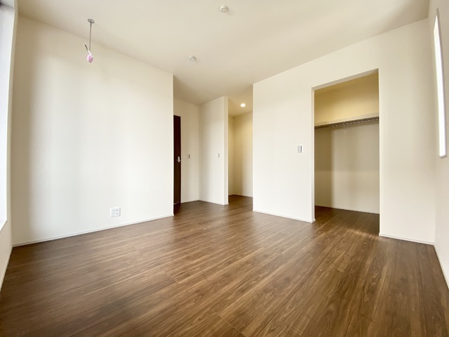 ～洋室～
主寝室として最適なゆとりある広さと2面採光で明るい住空間が魅力。ユーティリティルーム付き！