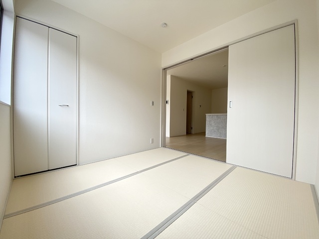 ～和室～
すぐにゴロンと横になれる和室は、ご家族みんなが「ほっ」と一息つける空間です♪お子様のお昼寝や、ちょっとした休憩にもピッタリですね！