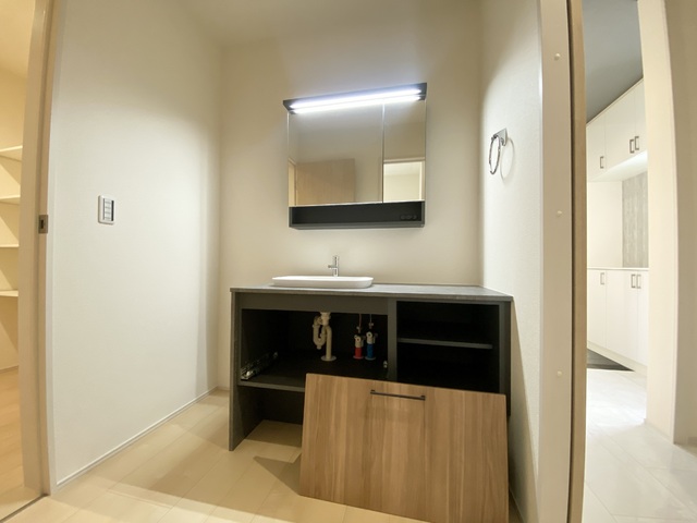 ～洗面～
明るいLED照明付きの洗面台！お顔全体を明るく照らしてくれるので、メイクのムラや髭のそり残しなども防げて、身支度がはかどります♪