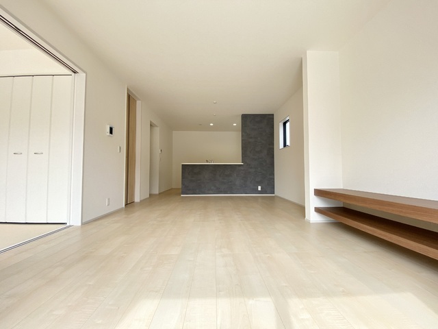 ～リビング～
明るい色合いのフローリングは、お部屋全体を広く、清潔感のある印象に見せてくれます！どんなインテリアにも合わせやすそうですね♪