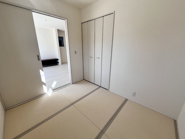 ～和室～
ついついゴロンと寝転びたくなる和室は居間や寝室にもなり、汎用性の高さや畳の機能性を活かした快適空間。