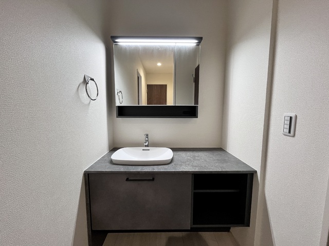 ～洗面～
収納力と機能性に優れ、さらに汚れが付きにくい素材でお手入れもラクラクな洗面化粧台！忙しい朝も、気持ちよく身支度ができますね♪