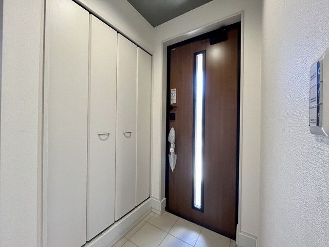 ～玄関～
天井までの高さがある、タップリ入る玄関収納！お出かけ用の靴から、普段使いのスニーカーまで、スッキリ整理整頓できますね♪