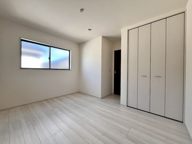 ～洋室～
部屋を広く使えるよう各居室に収納を完備！シンプルなデザインで子供部屋や寝室など用途に合わせられます。
