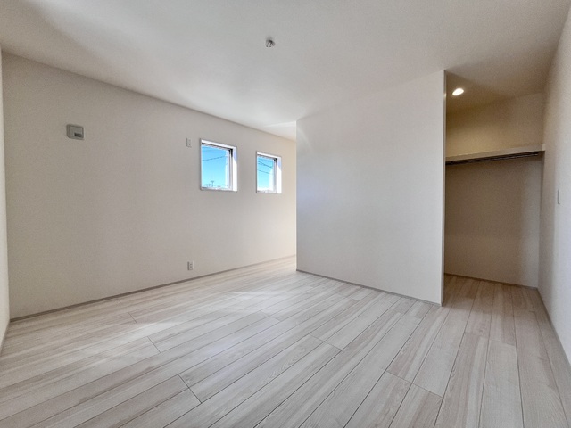 ～洋室～
バルコニー隣接の明るいお部屋です。ウォークインクローゼットとワークスペースがあります！