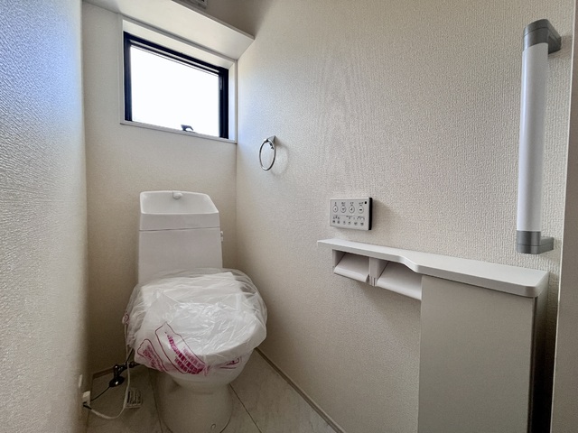 ～トイレ～
1階・2階にウォシュレット機能付きトイレを完備！2ヶ所あると混雑する朝は助かります。
