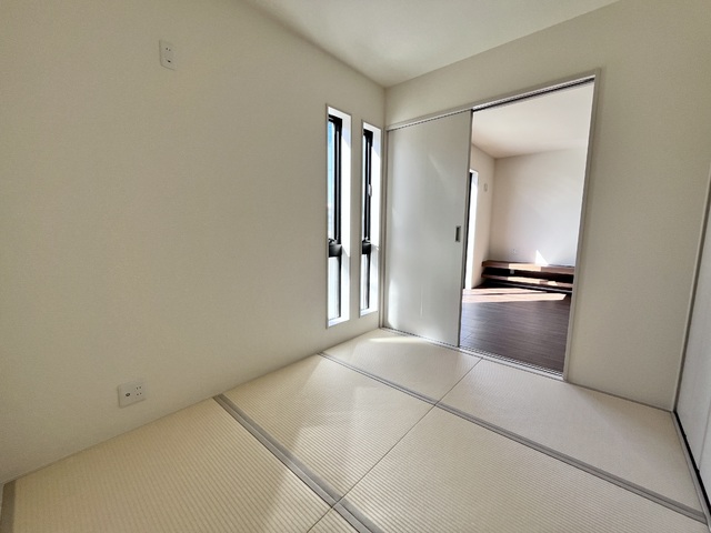 ～和室～
すぐにゴロンと横になれる和室は、ご家族みんなが「ほっ」と一息つける空間です♪お子様のお昼寝や、ちょっとした休憩にもピッタリですね！