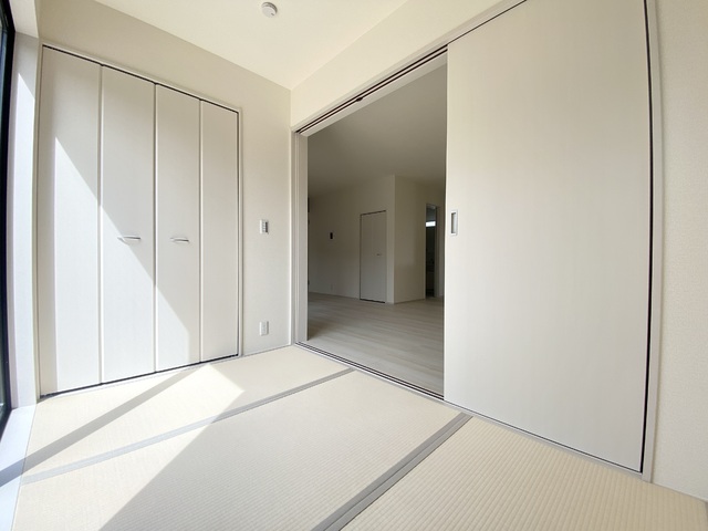 ～和室～
すぐにゴロンと横になれる和室は、ご家族みんなが「ほっ」と一息つける空間です♪お子様のお昼寝や、ちょっとした休憩にもピッタリですね！