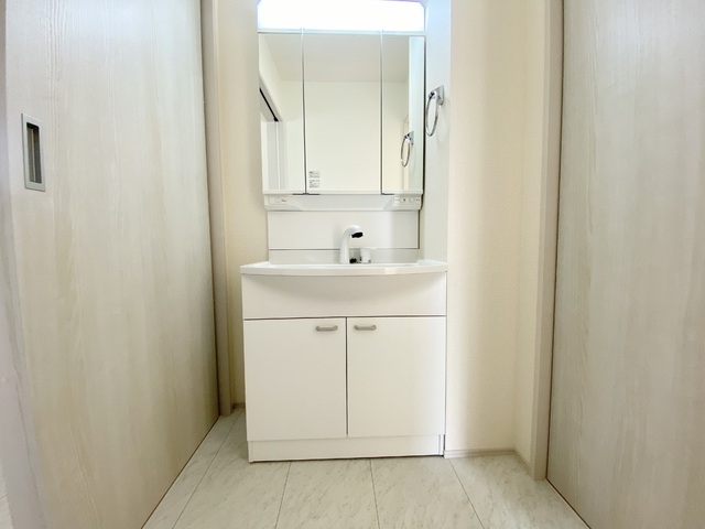 ～洗面～
使いやすさが考えられた三面鏡の洗面台！シャワー付き水栓で、洗面台でのシャンプーや毎日のボウル掃除にも大変便利ですね！