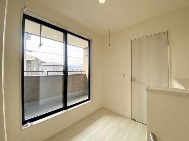 ～２階ホール～
室内物干しが付いており、雨や花粉で外に干せないときもここに干せますね。