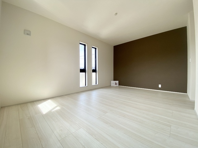 ～洋室～
このお部屋にはウォークインクローゼットが付いています。
主寝室として最適なゆとりある広さと2面採光で明るい住空間が魅力。