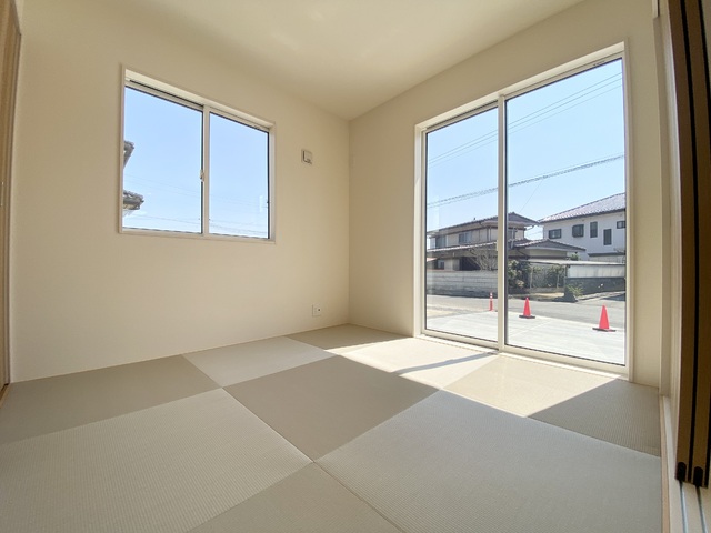 ～和室～
和室は畳の香りでリラックスできる和の空間です。窓も大きく開放感があるので客間としてもおすすめです！