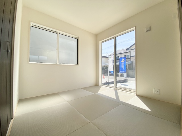 ～和室～
来客時には、LDKと和室の間の扉を開ければ、開放感あふれるおもてなし空間に！どちらのお部屋にも大きな窓があり、空間全体が明るい陽光に包まれます♪