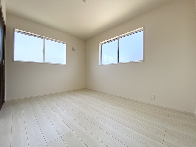 ～洋室～
2面採光の室内は日当たりと風通し良好です！大きな掃き出し窓がないので小さなお子様にも安心な設計です。