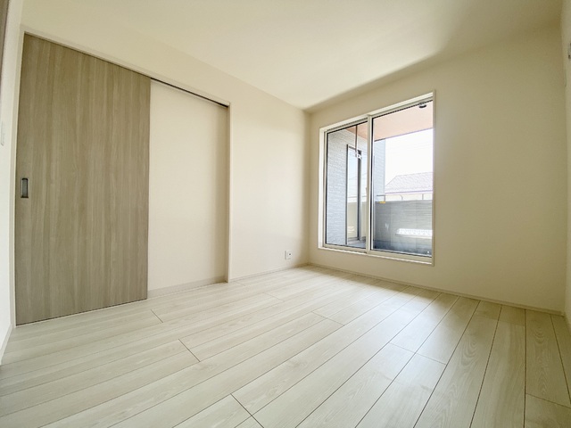 ～洋室～
バルコニー隣接の洋室は日が差し込みとても明るい空間です。