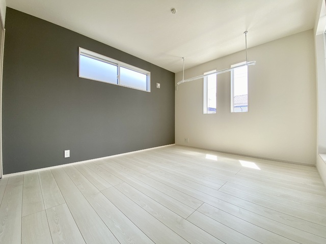 ～洋室～
主寝室におすすめの1番広い洋室です！バルコニー隣接で室内は明るく居心地が良いです♪