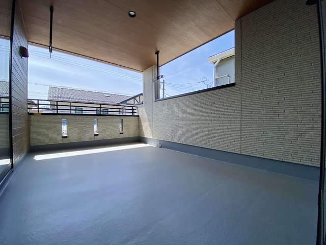 ～バルコニー～
インナーバルコニーなので突然の雨や雪でも屋根があるので安心！洗濯物も布団も干せる広々とした空間です。