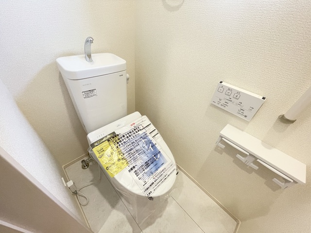 ～トイレ～
1階・2階にウォシュレット機能付きトイレを完備！2ヶ所あると混雑する朝は助かります。