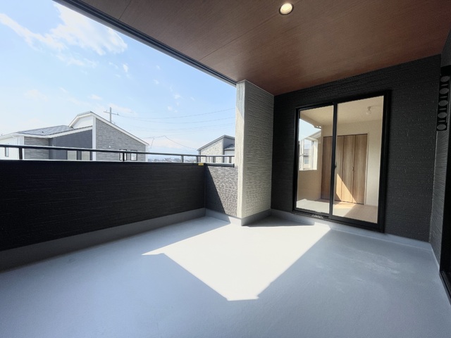 ～バルコニ～
屋根付きバルコニーなので突然の雨や雪も安心！椅子やテーブルを置いてちょっとしたプライベート空間にも♪