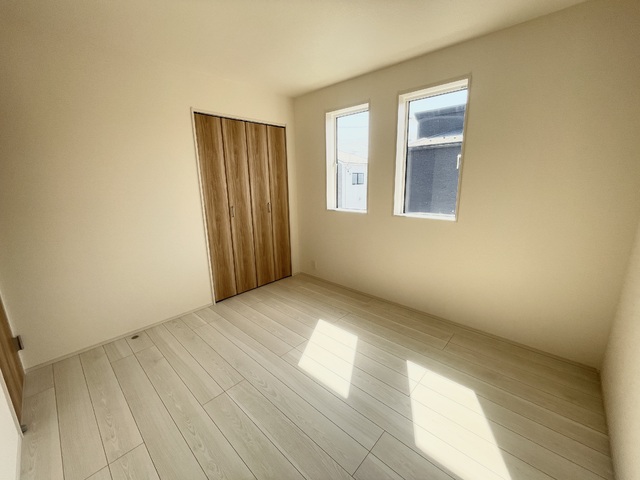～洋室～
明るい色合いのフローリングは、お部屋全体を広く、清潔感のある印象に見せてくれます！どんなインテリアにも合わせやすそうですね♪