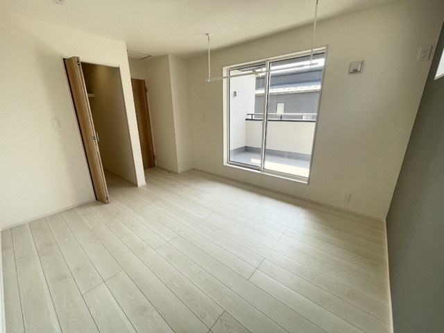 ～洋室～
広々としたバルコニーからは、お部屋の中にもたっぷりの光が降り注ぎます！