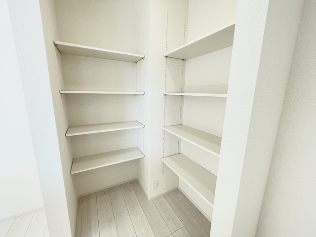 ～パントリー～
食品や食器、普段はあまり使わない調理器具などを収納できるパントリー！入りきらない調味料類や、備蓄庫として、機能的で見た目にも優れた有能な収納です♪