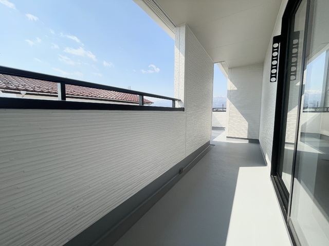 ～バルコニー～
屋根付きバルコニーなので突然の雨や雪でも屋根があるので安心！屋根がないバルコニー部分もあり日当たりと風通しがよいです。