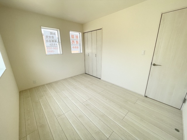 ～洋室～
シンプルなデザインで子供部屋や寝室など用途に合わせて利用できます。全洋室に収納も付いています。