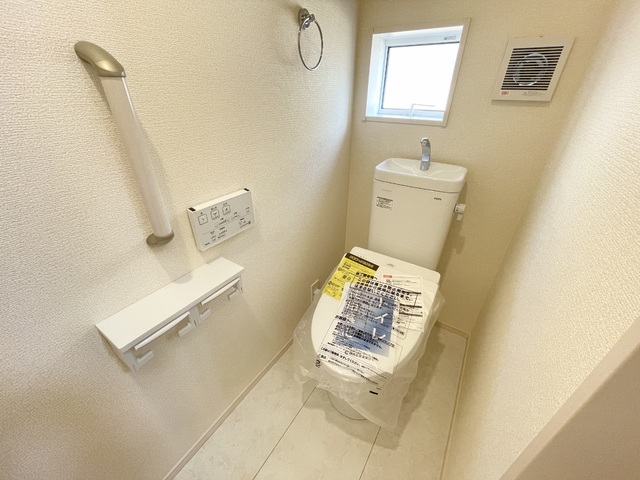 ～トイレ～トイレットペーパーのストックや、お掃除用品などをスッキリしまえる、広い収納付きのトイレ！生活感が出にくく、お客様にも気持ちよく使ってもらえますね♪