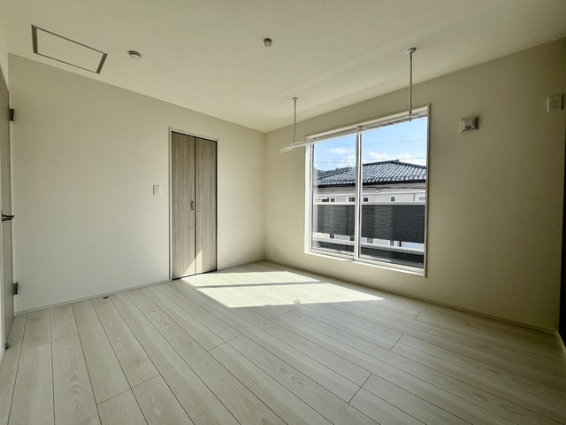 ～洋室～室内にいても、たっぷりの陽光と爽やかな風を感じられるお部屋です！ご家族と穏やかに過ごす、心地の良い時間が流れます♪