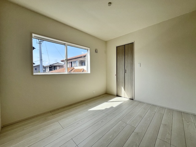 ～洋室～足元から木の温もりが優しく伝わってくるフローリングのお部屋です♪素足で歩いても心地よく、リラックスした時間を過ごせそうですね！