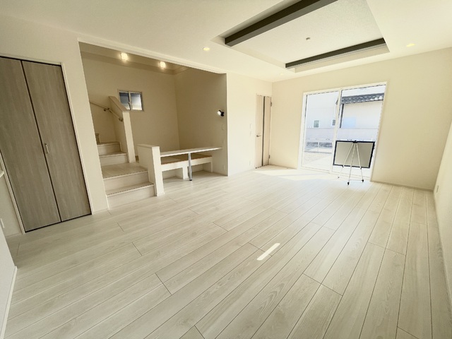 ～リビング～家具の配置がしやすく、生活動線にも配慮した使い勝手の良いリビング！広さも十分で、ご家族みんながゆったりとくつろげます♪