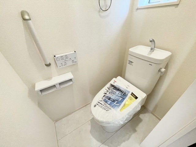 ～トイレ～トイレットペーパーのストックや、お掃除用品などをスッキリしまえる、広い収納付きのトイレ！生活感が出にくく、お客様にも気持ちよく使ってもらえますね♪