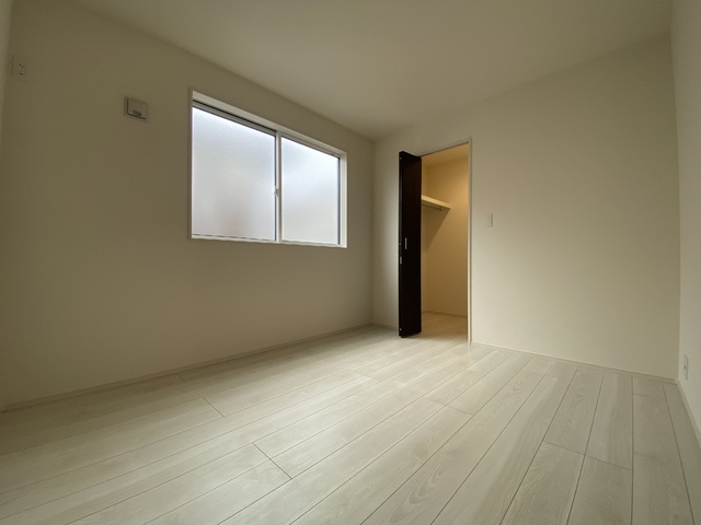 ～洋室～室内にいても、たっぷりの陽光と爽やかな風を感じられるお部屋です！ご家族と穏やかに過ごす、心地の良い時間が流れます♪