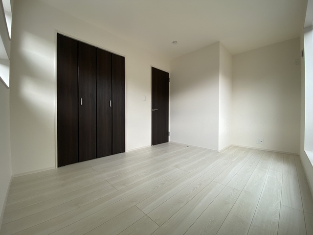 ～洋室～足元から木の温もりが優しく伝わってくるフローリングのお部屋です♪素足で歩いても心地よく、リラックスした時間を過ごせそうですね！