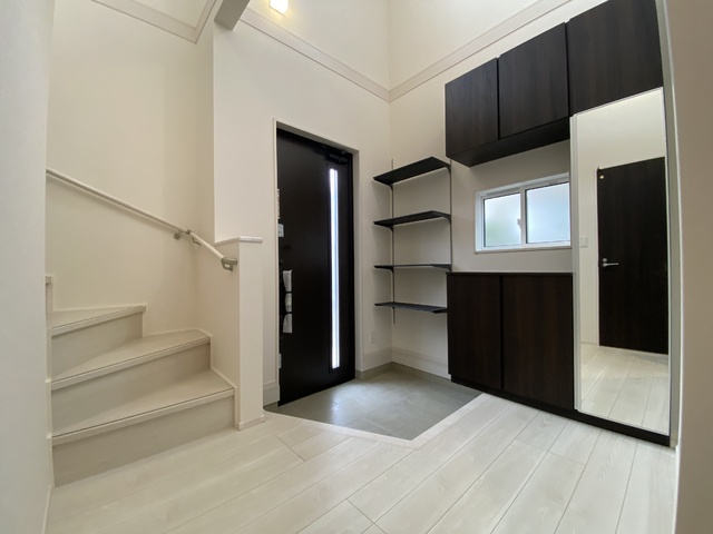 ～玄関～住まう人も、訪れるお客様も、入った時にワクワクさせてくれるオシャレな玄関！収納もたっぷりあるので、靴がたくさんあっても安心♪気持ちの良い一日の始まりはここから！