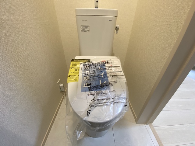 ～トイレ～トイレットペーパーのストックや、お掃除用品などをスッキリしまえる、広い収納付きのトイレ！生活感が出にくく、お客様にも気持ちよく使ってもらえますね♪