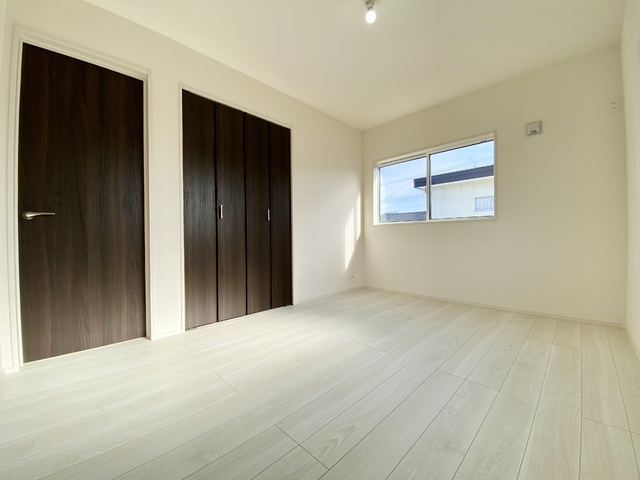 ～洋室～室内にいても、たっぷりの陽光と爽やかな風を感じられるお部屋です！ご家族と穏やかに過ごす、心地の良い時間が流れます♪