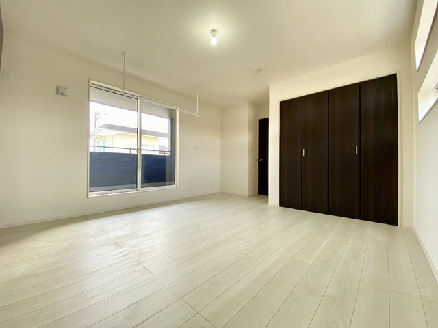 ～洋室～足元から木の温もりが優しく伝わってくるフローリングのお部屋です♪素足で歩いても心地よく、リラックスした時間を過ごせそうですね！