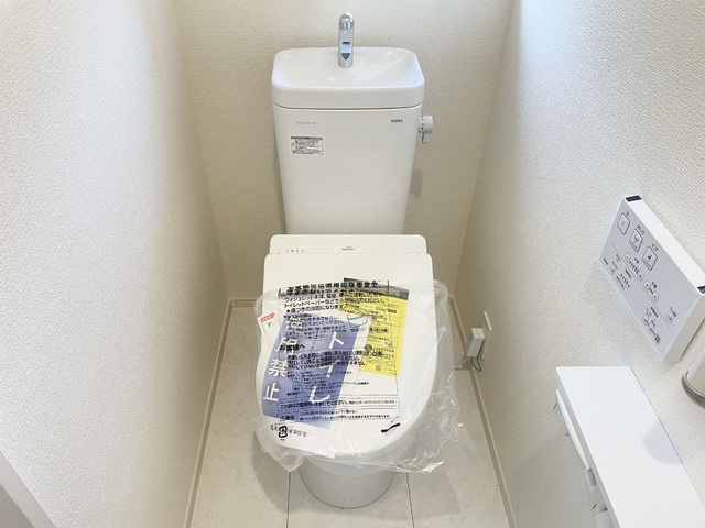 ～トイレ～トイレットペーパーのストックや、お掃除用品などをスッキリしまえる、広い収納付きのトイレ！生活感が出にくく、お客様にも気持ちよく使ってもらえますね♪