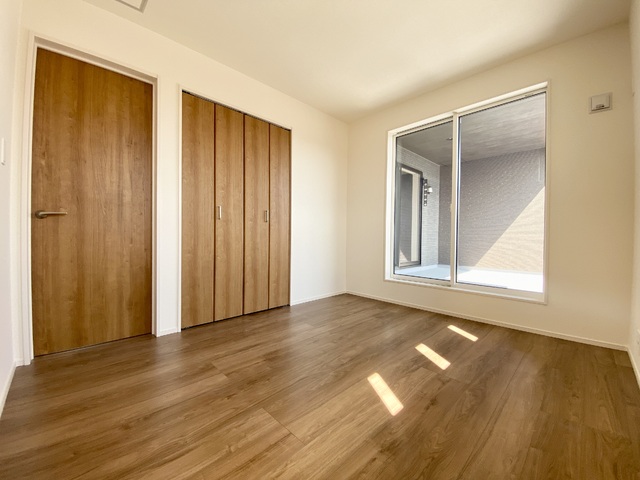 ～洋室～室内にいても、たっぷりの陽光と爽やかな風を感じられるお部屋です！ご家族と穏やかに過ごす、心地の良い時間が流れます♪