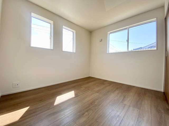 ～洋室～足元から木の温もりが優しく伝わってくるフローリングのお部屋です♪素足で歩いても心地よく、リラックスした時間を過ごせそうですね！