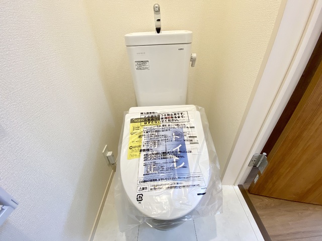 ～トイレ～トイレットペーパーのストックや、お掃除用品などをスッキリしまえる、広い収納付きのトイレ！生活感が出にくく、お客様にも気持ちよく使ってもらえますね♪