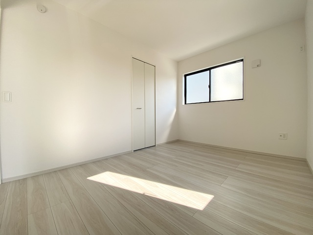 ～洋室～室内にいても、たっぷりの陽光と爽やかな風を感じられるお部屋です！ご家族と穏やかに過ごす、心地の良い時間が流れます♪