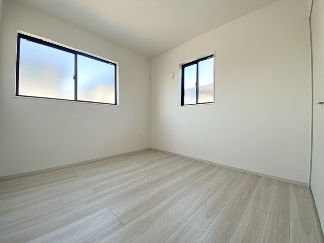 ～洋室～足元から木の温もりが優しく伝わってくるフローリングのお部屋です♪素足で歩いても心地よく、リラックスした時間を過ごせそうですね！