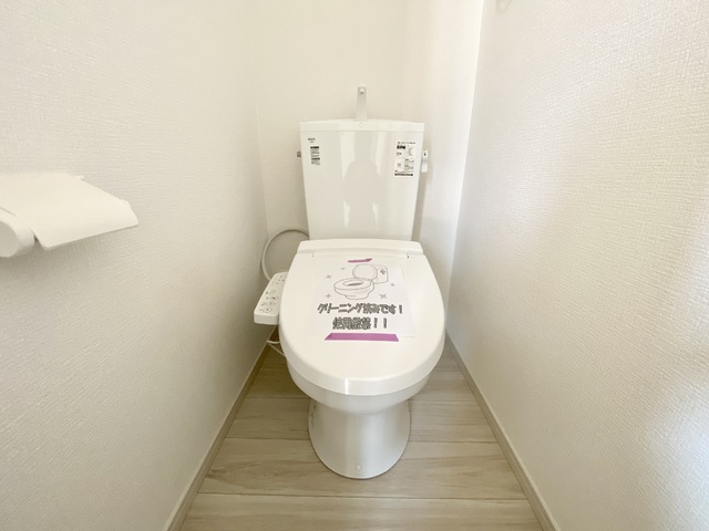 ～トイレ～トイレットペーパーのストックや、お掃除用品などをスッキリしまえる、広い収納付きのトイレ！生活感が出にくく、お客様にも気持ちよく使ってもらえますね♪