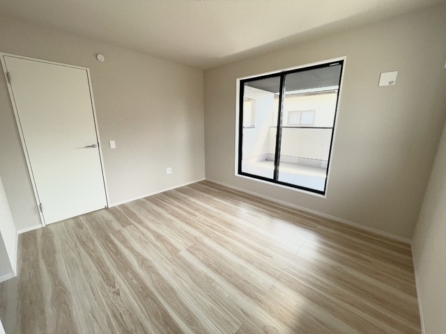 ～洋室～室内にいても、たっぷりの陽光と爽やかな風を感じられるお部屋です！ご家族と穏やかに過ごす、心地の良い時間が流れます♪