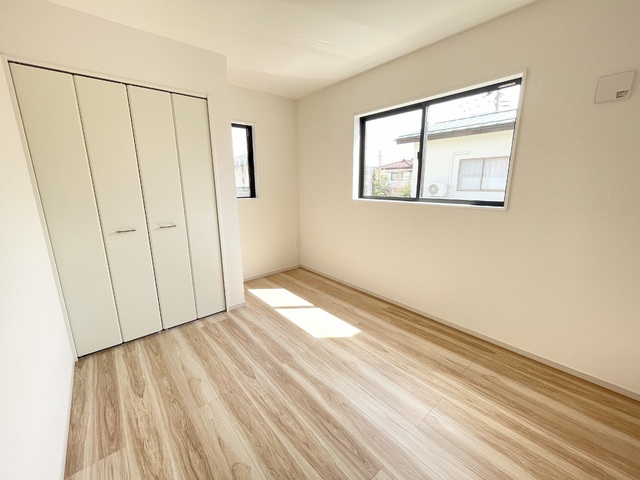 ～洋室～足元から木の温もりが優しく伝わってくるフローリングのお部屋です♪素足で歩いても心地よく、リラックスした時間を過ごせそうですね！