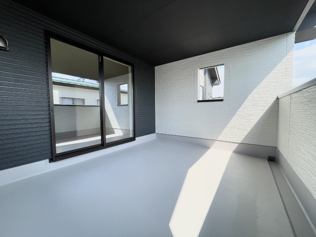 ～バルコニー～屋根付きで急な雨や雪でも安心のバルコニー♪一部屋お得な空間です◎
