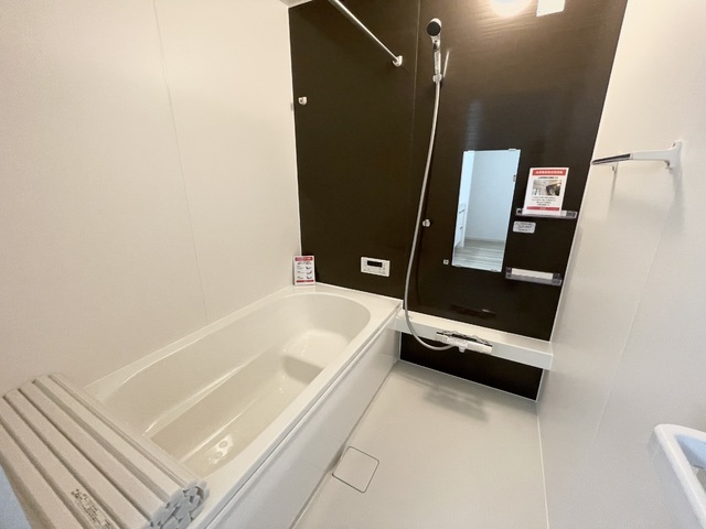 ～バスルーム～浴室の床は、乾きやすく、滑りにくい素材を採用！水はけが良いので、カビの発生を抑えられ、毎日のお掃除もグッと楽になりますよ♪